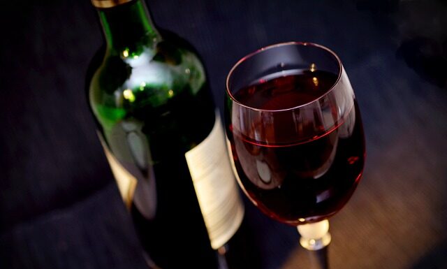 Jak długo gotować wino żeby wyparował alkohol?